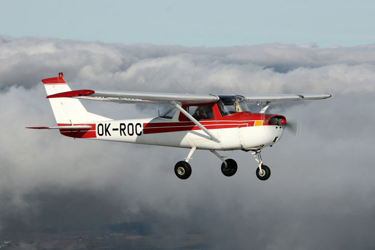 Cessna 150 pro 1 cestujícího a pilota